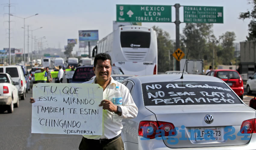 “Estamos hasta la madre del gobierno, del robo que hacen nuestras autoridades”, reclamaron durante el bloqueo/Foto: Cuartoscuro