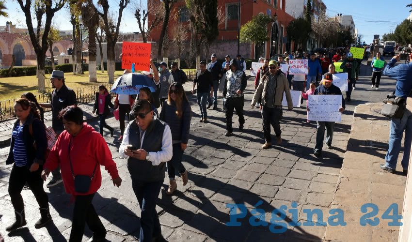 En un anuncio que circuló en redes sociales convocaron a formarse para recibir gasolina gratis, por lo que la gente ni tarde ni perezosa acudió (Foto: Merari Martínez Castro)