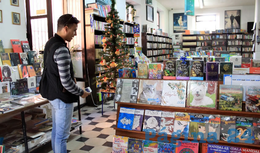 Martha Olguín: Los títulos de los libros clásicos que se vendieron durante esta temporada vacacional fueron Rayuela, Cien años de soledad, El Principito, Aura, Final del juego, El amor en los tiempos de cólera, Las mil y una noches y La Chunga (Foto: Rocío Castro Alvarado)