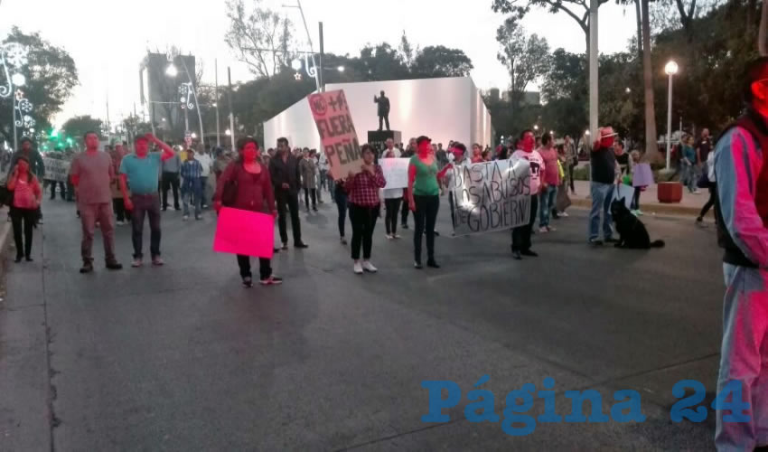 Una vez más cientos de ciudadanos tomaron avenida Vallarta para tronar contra el gasolinazo y mandar al presidente de México a chingar a su madre; anunciaron que las marchas no cederán hasta que no echen atrás el gasolinazo/Fotos: Rafael Hernández Guízar 