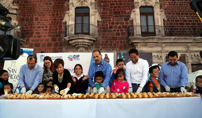 El gobernador Martín Orozco Sandoval y la presidenta del DIF Estatal, Yolanda Ramírez de Orozco, encabezaron el evento de la “Rosca de Reyes 2017”