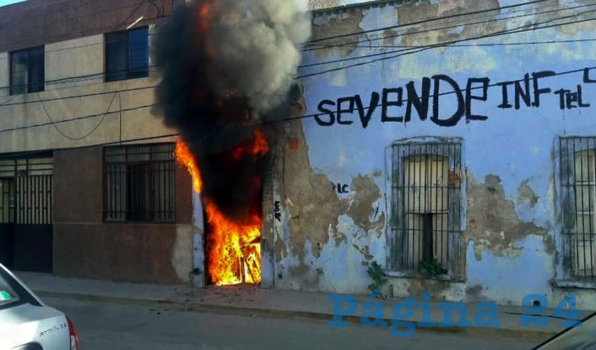 El fuego arras&oacute; con la puerta principal, muebles viejos, ropa y basura