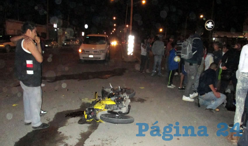 Daniel Flores tripulaba, junto a su primo Julio César Flores Rojo, una moto Italika, al momento en ser colisionados por una camioneta negra que conducía una desconocida