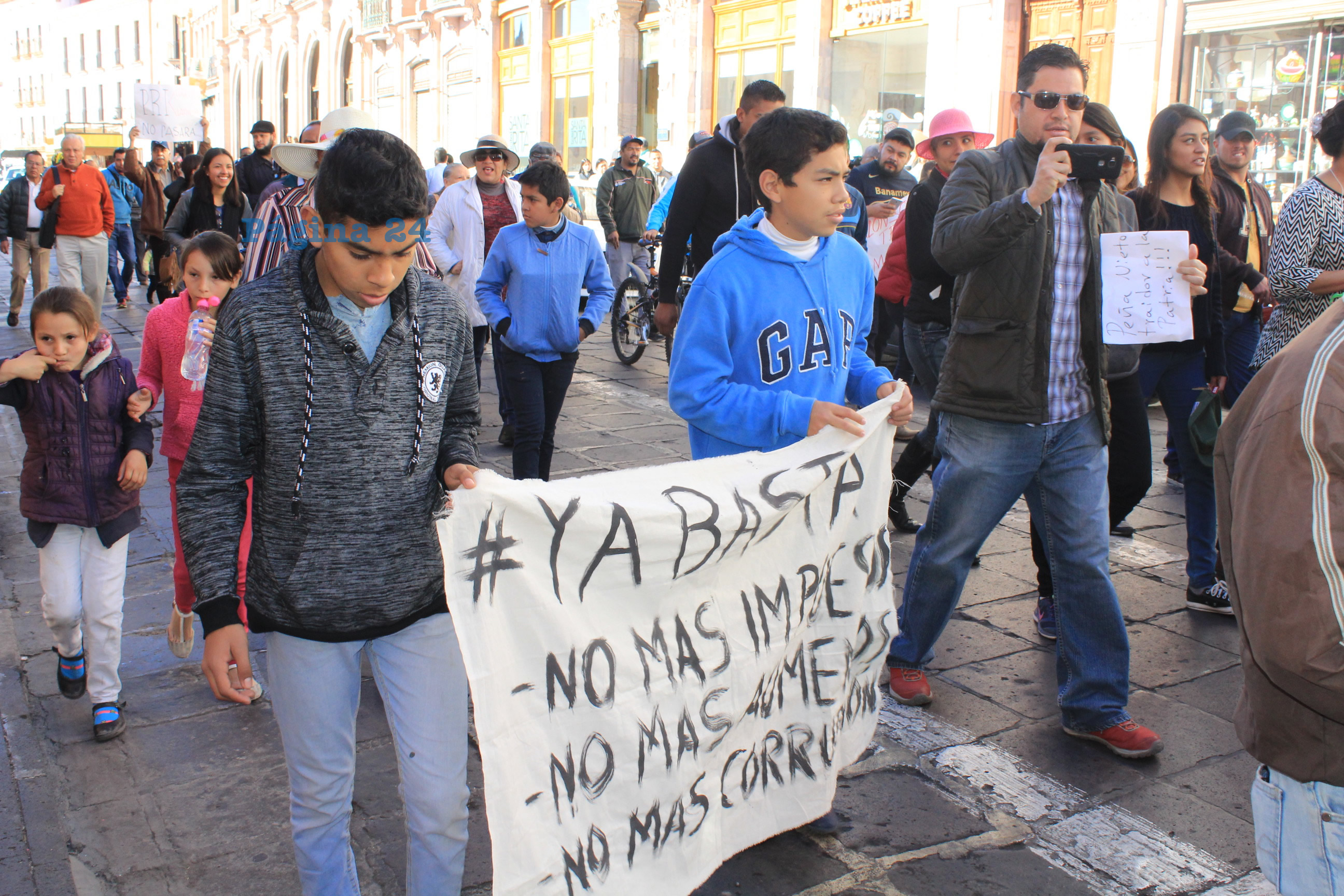 Caminaron a las afueras del restaurante Acrópolis donde se encontraba tomando café Judit Guerrero con Rafael Sánchez Preza, titular de la Junta de Protección y Conservación de Monumentos y Zonas Típicas de Zacatecas, quien como diputada federal aprobó las reformas estructurales que ahora laceran los bolsillos de los mexicanos.
