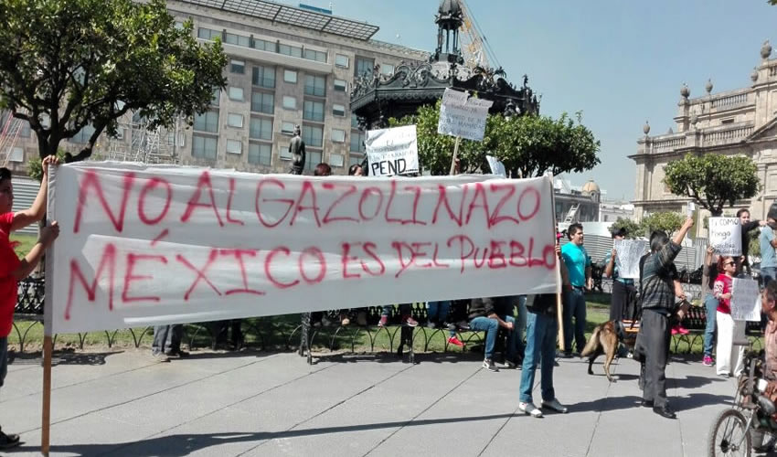 En las pancartas se podía leer el enojo que ha generado el alza a los combustibles: “México es del pueblo, no al gasolinazo”, y “Chingas a tu madre, Peña Nieto”, tronaron los muebleros/Fotos: Francisco Andalón López