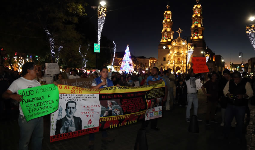“Ya basta de tanta humillación, basta de tanta subida de precio, ¿a dónde vamos a llegar?, ¿qué les vamos a dejar a nuestros hijos si ahorita nosotros estamos padeciendo?”, reclamaban