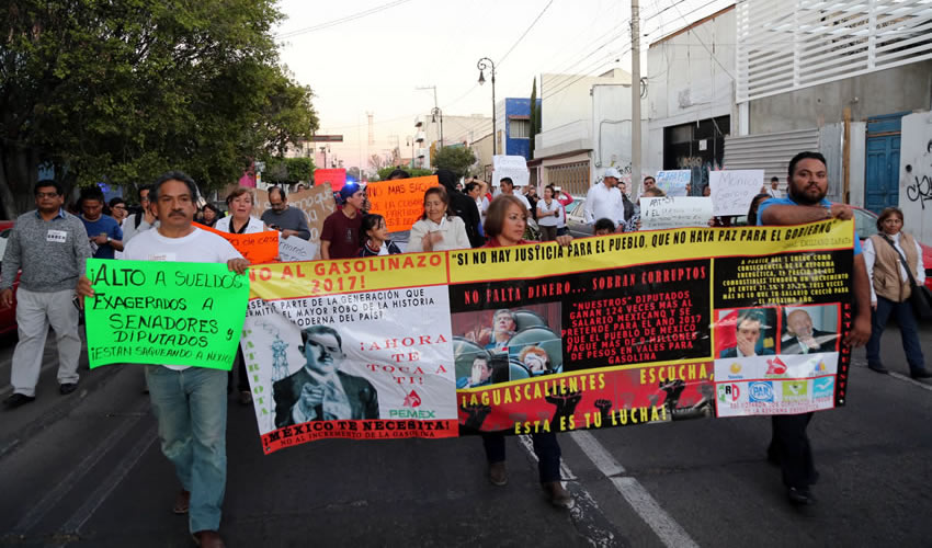 Ciudadanos realizaron una marcha pacífica por el Centro Histórico de la ciudad en repudio al aumento al precio de las gasolinas
