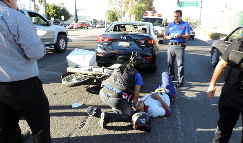 El repartidor Francisco Javier Saucedo Coronado se encuentra en graves condiciones, al chocar contra un automóvil Mazda