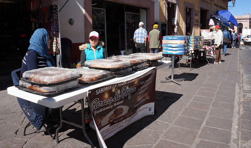 Panaderos: Los precios de la tradicional rosca de reyes varían desde 60 pesos la de menores proporciones, entre 100 y 140 pesos la de tamaño mediano y finalmente la más grande o familiar entre 180 pesos y 200 (Foto: Merari Martínez Castro)
