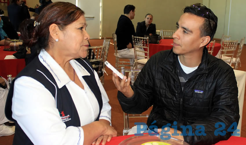 Araceli Botello González: “Es un enorme error el gasolinazo, es querer tapar el sol con un dedo, ahorita no es la gasolina sino el cuadro básico, esto es una incongruencia de gobierno que lastima a los zacatecanos” (Foto: Rocío Castro Alvarado)