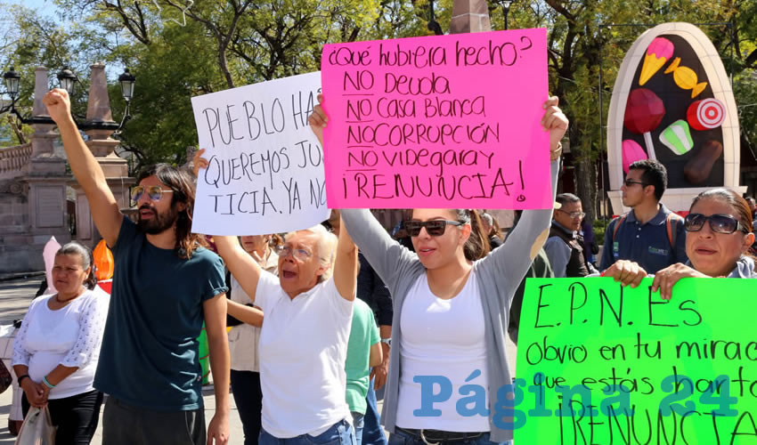 Estudiantes, maestros, amas de casa, trabajadores e incluso niños, portaban mantas y pancartas