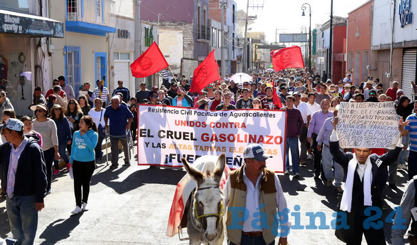 Tras casi una hora de trayecto, arribaron a Plaza de Armas, donde una vez concentrados llevaron a cabo un mitin dando el uso de la voz a varios ciudadanos