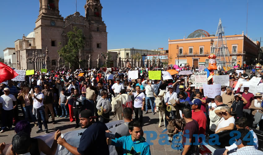 Al grito de “¡Fuera Peña!” cientos de aguascalentenses salieron ayer a las calles para manifestar su indignación