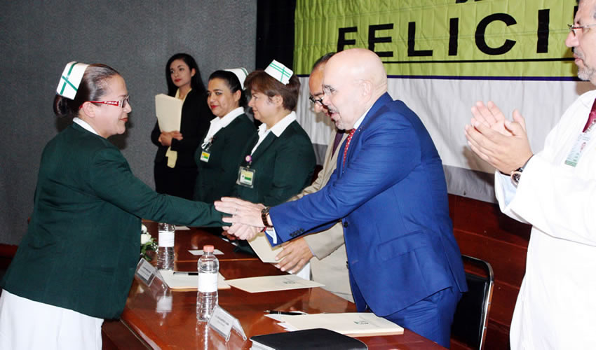 Entrega IMSS reconocimiento a personal de enfermería, por labor de calidad y con calidez