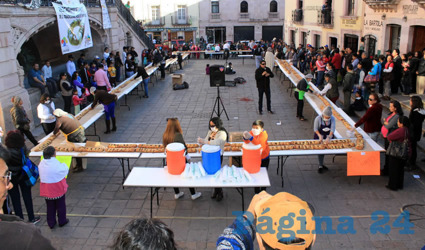 La rosca se partió alrededor 17 horas, en donde grandes y chicos pudieron disfrutar de esta tradición; la participación de la ciudadanía fue de manera ordenada (Fotos: Rocío Castro Alvarado
