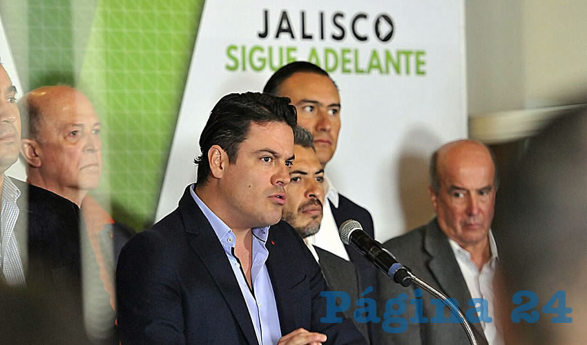 “Hago propio el enojo, hago mía la molestia y la comparto a cabalidad; sé que este 2017 arranca cuesta arriba, cuanto más para aquellos que menos tienen, para los más desprotegidos”, dijo un ‘indignado’ Aristóteles Sandoval, quien anunció, entre otras cosas, que no aumentarán los sueldos de los funcionarios de primer nivel y que se reducirían 30 por ciento los gastos en comunicación social, con lo que considera que basta para mejorar la precaria situación de los jaliscienses/Foto: Cortesía