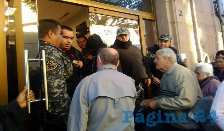 Uniformados custodiaron el edificio para evitar incidentes, además de charlar con los organizadores de la marcha para pedirles respeto por aquellos que acudieron a realizar el pago de impuestos