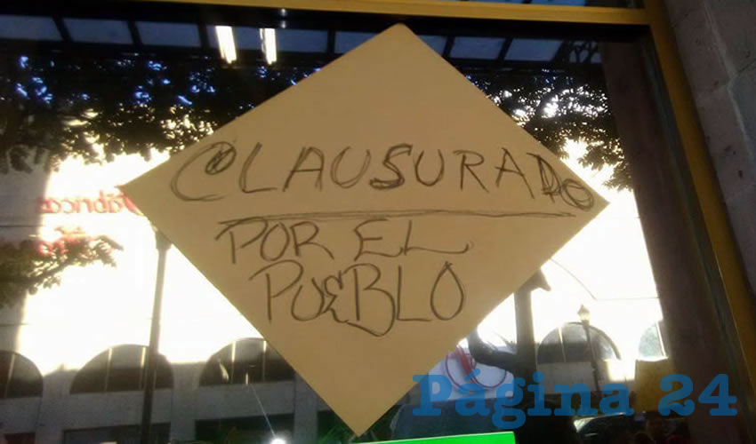 Los manifestantes permanecieron afuera de la recaudadora gritando consignas alusivas al alza en el costo de la gasolina y se retiraron del lugar luego de realizar una clausura simbólica del inmueble
