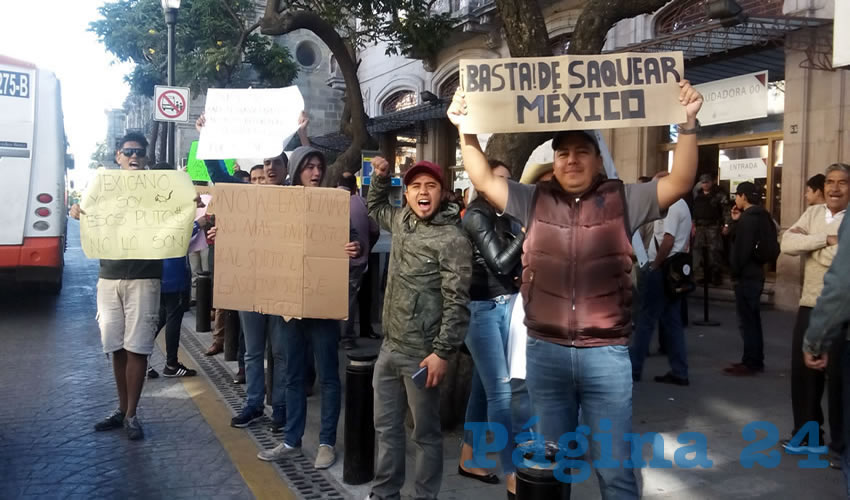Desde temprana hora, los ciudadanos inconformes se congregaron en las inmediaciones de la recaudadora 00 en el Centro Histórico/Fotos: Francisco Tapia y Elizabeth Ríos