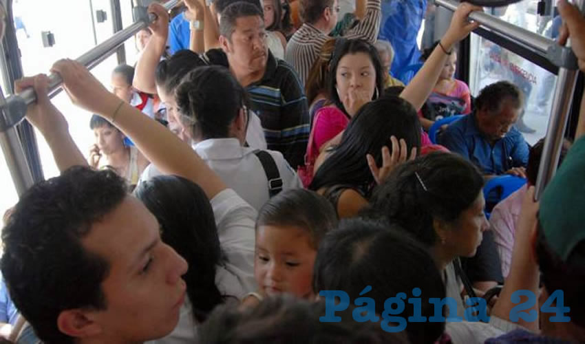 Vecinos señalan que desde antes de las cinco de la mañana deben estar formados en las terminales del camión, ya que es mucha la gente que requiere el servicio/Foto: Especial