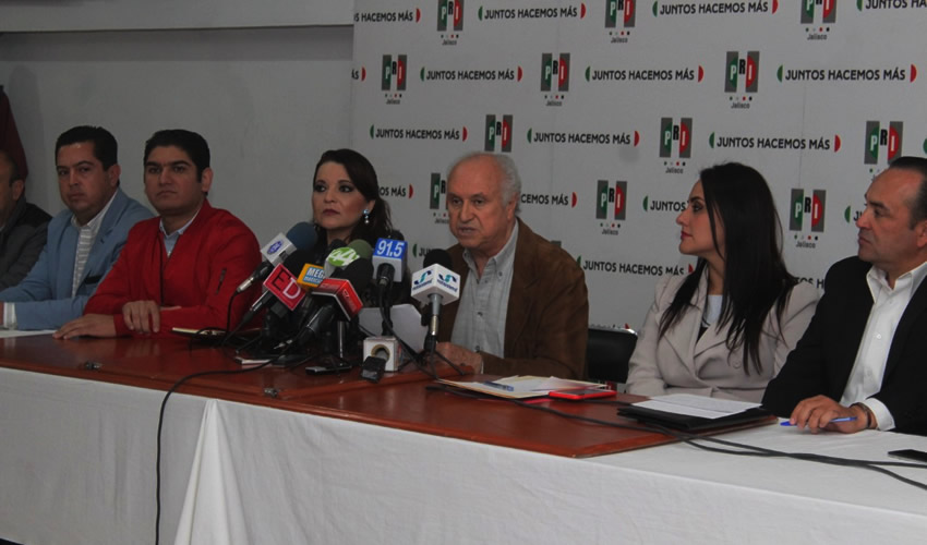 El líder estatal del PRI, Socorro Velázquez, propuso que los municipios de la ZMG, en referencia a los alcaldes de MC, reduzcan en al menos 30 % sus gastos de comunicación social, que dejen de cobrar el incremento en el impuesto predial, pero no mencionó nada con respecto a los impuestos estatales, como el refrendo/Foto: Francisco Andalón