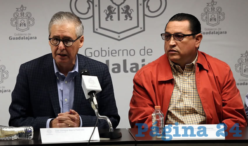 Aberrante e incongruente. Aun con la crisis en el país y en Jalisco, en Guadalajara el alcalde Enrique Alfaro (representado por su secretario de gobierno) pacta entregar más de 168 millones de pesos para aumentar el sueldo a casi 10 mil trabajadores del ayuntamiento; al mismo tiempo, con el dinero del pueblo, se va de gira a la Ciudad de México para exigir acciones contra el gasolinazo/Foto: Francisco Tapia 