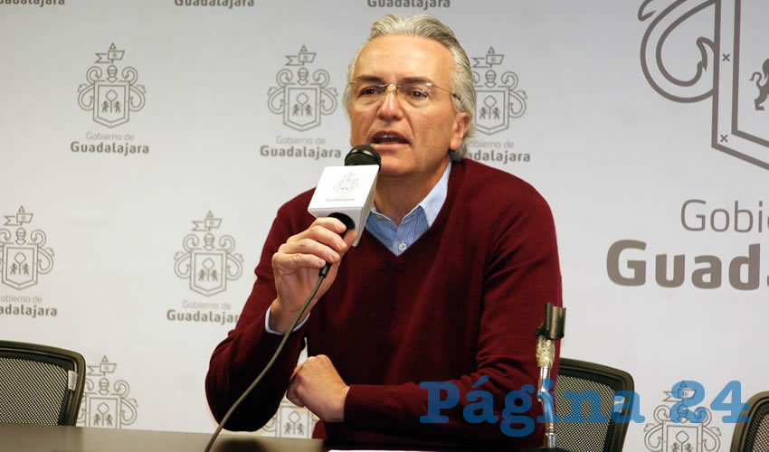 El regidor panista Alfonso Petersen lanzó en el ayuntamiento la iniciativa de reducir los gastos de comunicación, asesorías, arrendamientos y sueldos de regidores, alcalde y funcionarios de primer nivel; con el dinero ahorrado se crearía un fondo para emitir apoyos en forma de vales canjeables por productos de la canasta básica/Foto: Francisco Tapia 