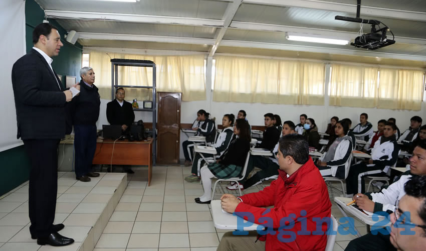 El mandatario dialogó con estudiantes del Cobaez plantel Víctor Rosales, luego de la plática del programa No te involucres, del Secretario de Seguridad Pública