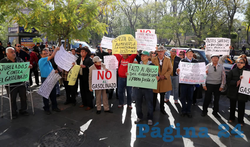 &ldquo;&iexcl;El pueblo se cansa, de tanta pinche transa!, &iexcl;Que salgan, que salgan!&rdquo;, gritaban los manifestantes ante la sede legislativa (Fotos: Eddylberto Lu&eacute;vano Santill&aacute;n)