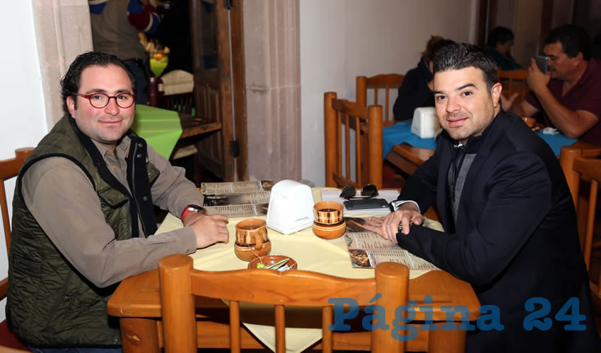 En La Mestiza compartieron el primer alimento del d&iacute;a Jos&eacute; Carlos Lozano Rivera Rio y Arnoldo Valdepe&ntilde;as