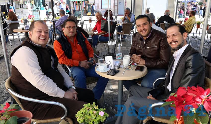 En Caf&eacute; Catedral departieron Francisco Gavuzzo, abogado; Fernando Aguilera Lespron, Aldo Ruiz S&aacute;nchez, presidente del Comit&eacute; Ejecutivo Estatal de Morena; y Oswaldo Rodr&iacute;guez Garc&iacute;a