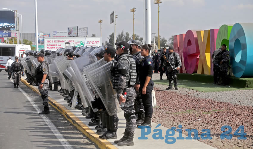 En diversas ocasiones los ejidatarios han paralizado el funcionamiento del estacionamiento del aeropuerto en reclamo al pago de sus tierras, sin embargo, en esta ocasión fueron recibidos por más de 200 policías que evitaron la protesta