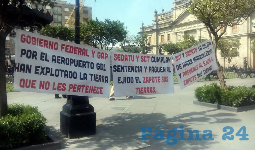 Ante la imposibilidad de tomar las instalaciones los ejidatarios se dirigieron a Palacio de Gobierno, donde montaron sus pancartas y mostraron el avalúo de sus tierras