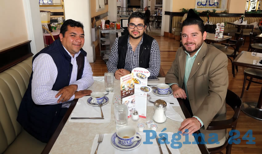 En Sanborns Francia departieron Normando L&oacute;pez Meixueiro, secretario general de la FSTSE; Carlos Ortega Tiscare&ntilde;o, presidente del Club de Leones; y Aquiles Alafita S&aacute;enz