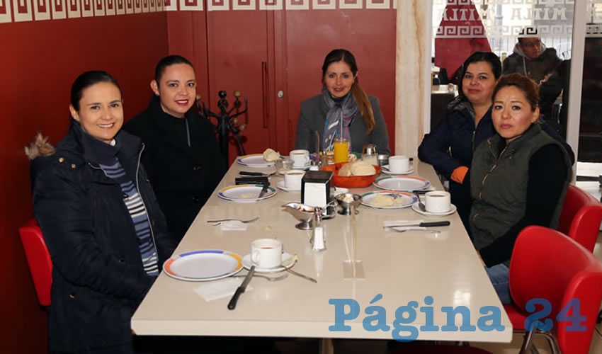 En el restaurante Mitla almorzaron Alejandra Mac&iacute;as, Cecilia L&oacute;pez Velarde, Katany Pe&ntilde;a Torres, Lorena C&aacute;rdenas Becerra y Elvia Ponce Vargas, todas del Colegio Marista