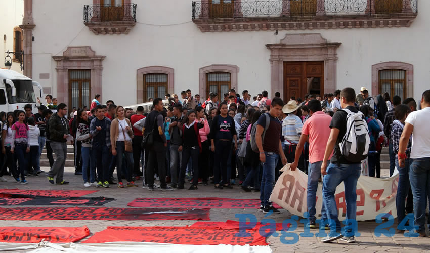 Aquella manifestación coincidió con la visita del entonces presidente de la República, Ernesto Zedillo Ponce de León, ante ello elementos de seguridad reprimieron a los normalistas mientras pretendían manifestarse durante el recorrido del primer mandatario