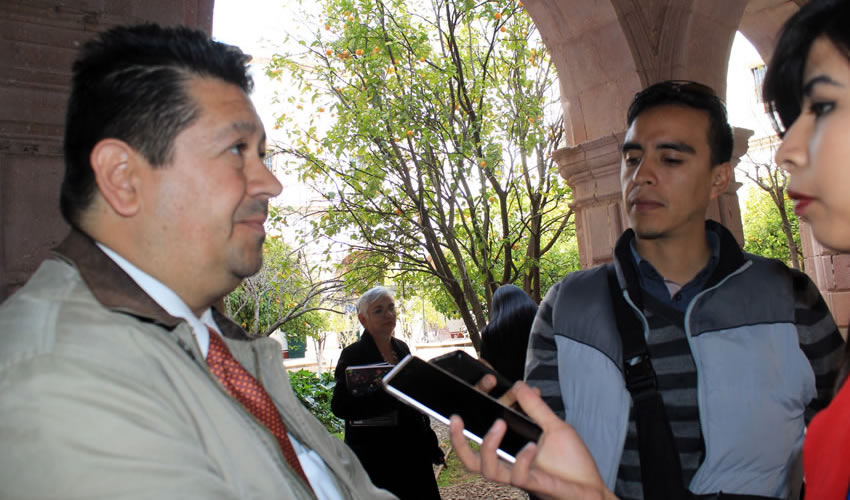 Simitrio Quezada Martínez: De algún modo las bibliotecas rurales se convierten en el centro vespertino de reunión en el ambiente(Foto: Rocío Castro Alvarado)