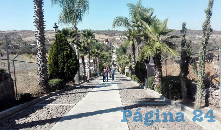 El camino para llegar a la capilla donde se venera al santo jalisciense; por aquí pasan miles de feligreses cada año