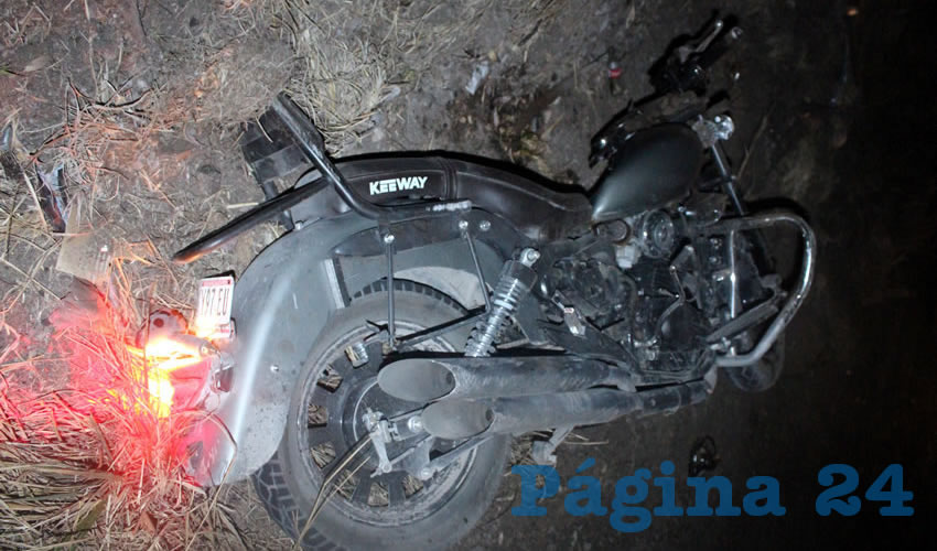 A un costado de la carretera federal 45 norte qued&oacute; la motocicleta que conduc&iacute;a el hoy occiso, Jos&eacute; Antonio Reyna Olivares