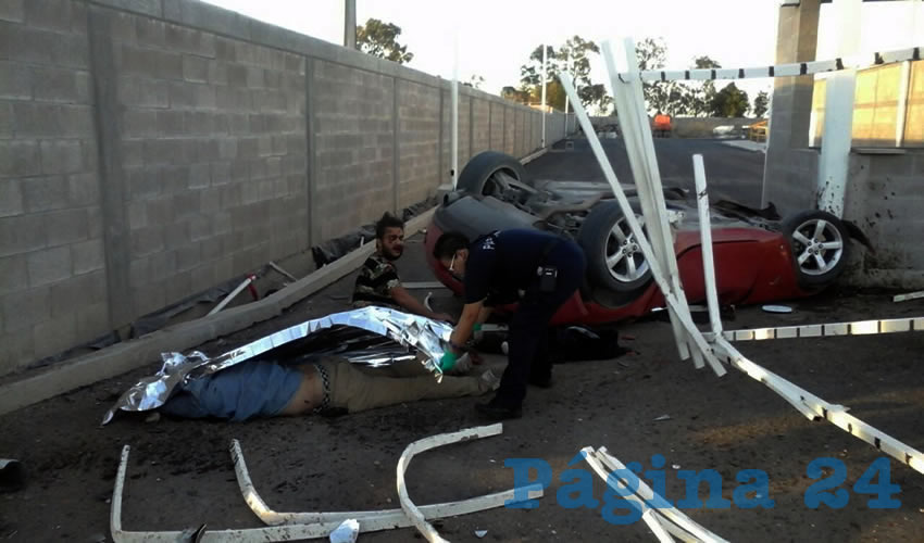 Antonio Gallegos Esparza, desorientado en tiempo y espacio, aguarda la atenci&oacute;n de los param&eacute;dicos, mientras cubren el cad&aacute;ver de su acompa&ntilde;ante; a un costado, el destrozado autom&oacute;vil Pontiac Solstice