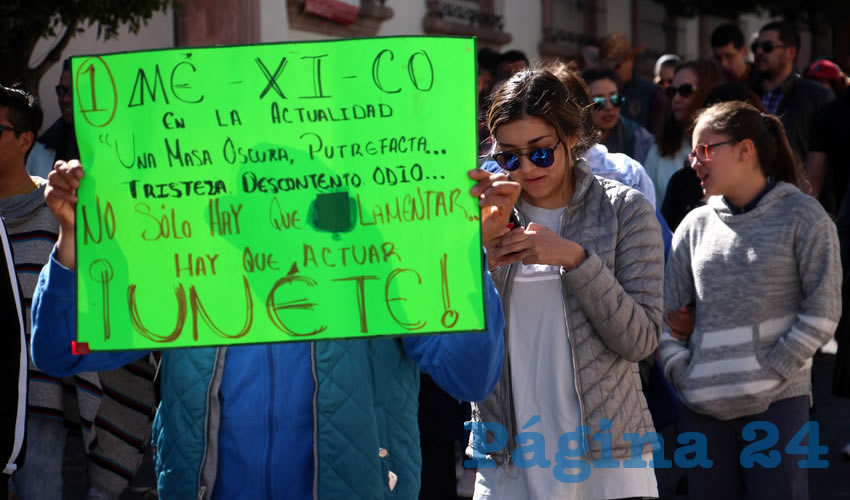 “No hay una sola persona de los poderes de gobierno que se haya acercado a dialogar a pesar de los llamados que se les han hecho con dos semanas de movilizaciones permanentes en las que hemos participado. La marcha surge a convocatoria del Movimiento No Somos 100” (Foto Rocío Castro Alvarado)