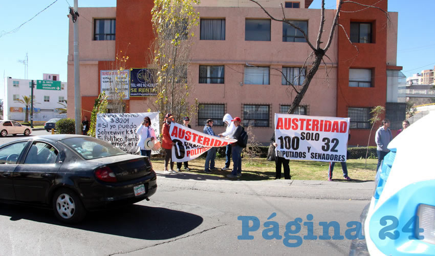 En la Máquina 30-30 los docentes se manifestaron de manera pacífica, enseñando a los automovilistas que transitaban por el lugar, pancartas con frases en contra del alza al precio de la gasolina y peticiones de aumento al salario mínimo. (Foto Rocío Castro Alvarado)