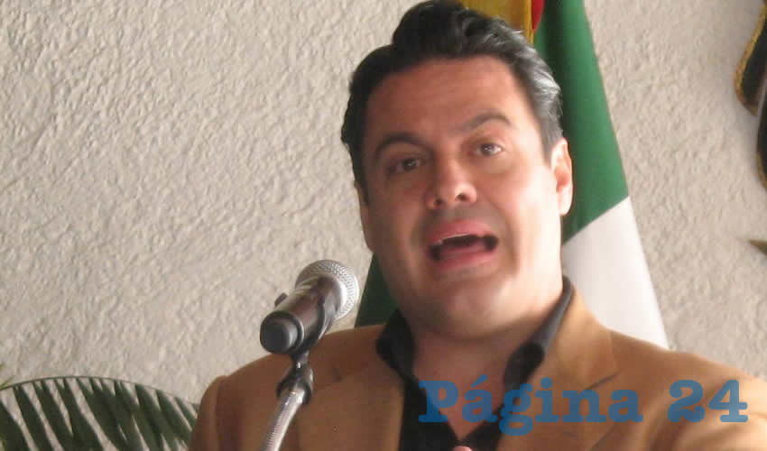 En sus redes sociales, el gobernador Aristóteles Sandoval –que ayer no tuvo actividad pública en la entidad– promete que habrá nuevas medidas para que los habitantes del estado no tengan que sufrir por el gasolinazo implementado por el presidente Enrique Peña Nieto/Foto: Archivo Página 24
