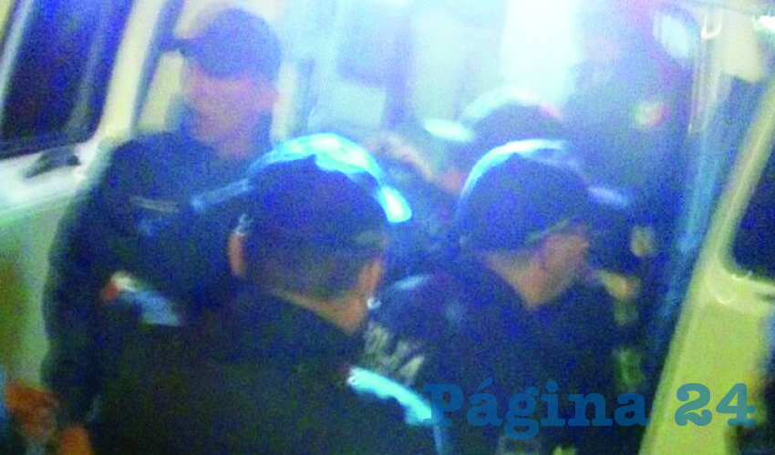 El sábado pasado en las inmediaciones del estadio Jalisco, policías de Guadalajara fueron agredidos por una turba de fanáticos del futbol; de los cinco atacados, “dos presentan lesiones que están siendo todavía evaluadas y que los tienen hospitalizados”; sobre los hechos, “hay cuatro detenidos, plenamente identificados”, según el comisario tapatío/Foto: Especial 
