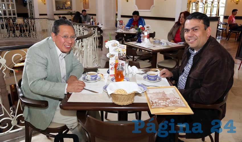 En Sanborns Francia estuvieron Valente Palomares Alarc&oacute;n y Omar William L&oacute;pez Ovalle, profesor de la UAA