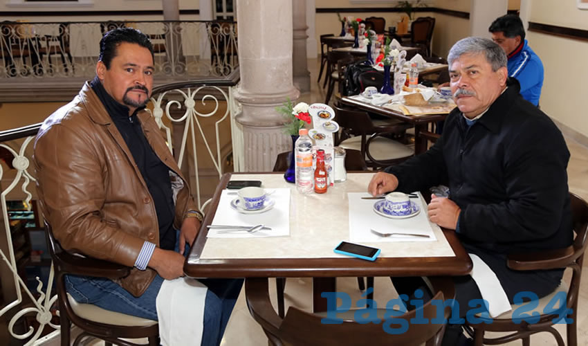 Jos&eacute; Alfredo Cervantes Garc&iacute;a, consejero estatal del PRD, y Francisco Sol&oacute;rzano Guti&eacute;rrez, desayunaron en Sanborns Francia