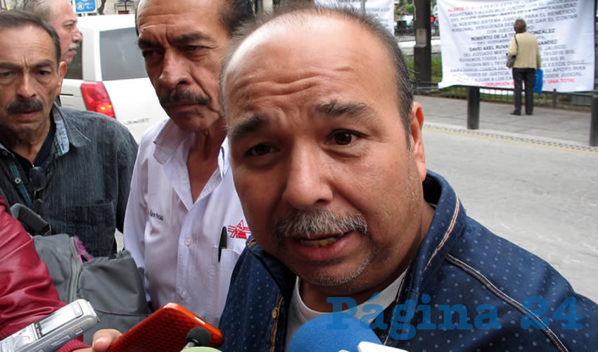 “Estamos encabronados porque las cortes tanto estatales como federales se declaran incompetentes y entonces quién defiende al ciudadano, estamos hasta la madre de que los políticos se rebajen un 10 por ciento cuando nos aumenta por todos lados”, tronó Jaime Aldrete, miembro del movimiento México Despierto/Foto: Archivo Página 24