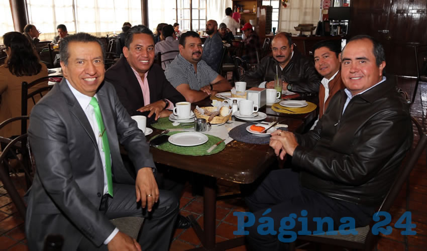 En el restaurante El Campirano almorzaron Sergio Augusto L&oacute;pez Ram&iacute;rez, diputado local; Gregorio Zamarripa, Heriberto Gallegos Serna, H&eacute;ctor Quiroz Garc&iacute;a, dirigente del Partido del Trabajo (PT); Miguel &Aacute;ngel Ju&aacute;rez Fr&iacute;as y Gabriel Arellano