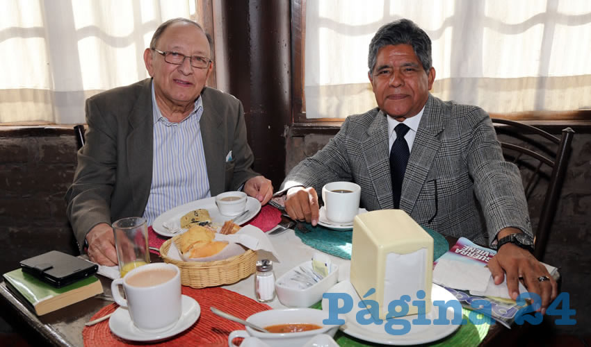 Los m&eacute;dicos Javier Castellanos Couti&ntilde;o e Ismael Land&iacute;n Miranda compartieron el primer alimento de la ma&ntilde;ana en el restaurante El Campirano