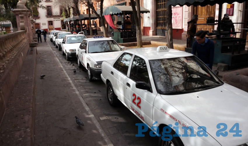 Juan Antonio Castillo Murillo: “Nos afecta a la mayoría de los taxistas porque todos trabajamos diario y todos los días tenemos que cargar combustible, pero la gente quiere seguir pagando lo mismo” (Foto: Merari Martínez Castro)